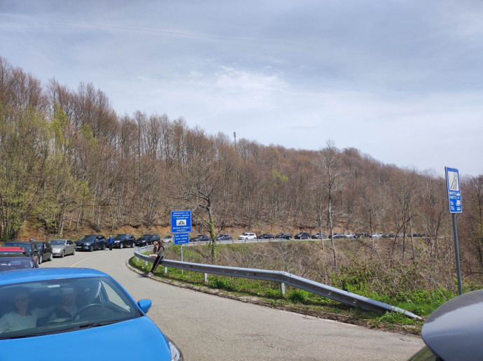 Огромна колона от автомобили се образува на границата между България