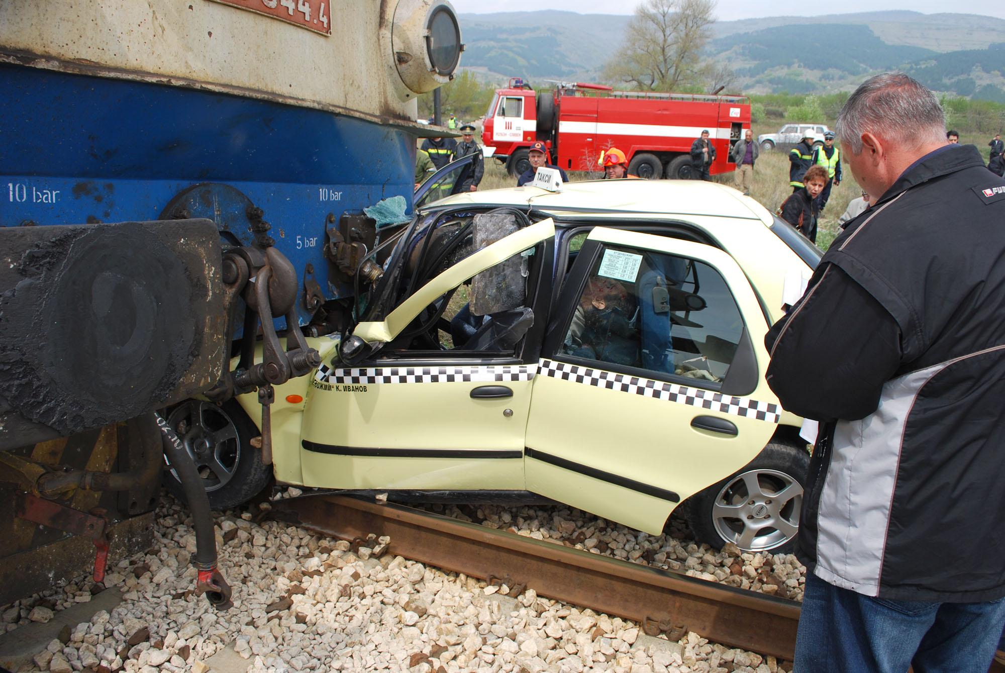 Пътнически влак по направление Добрич Кардам е блъснал лек автомобил на