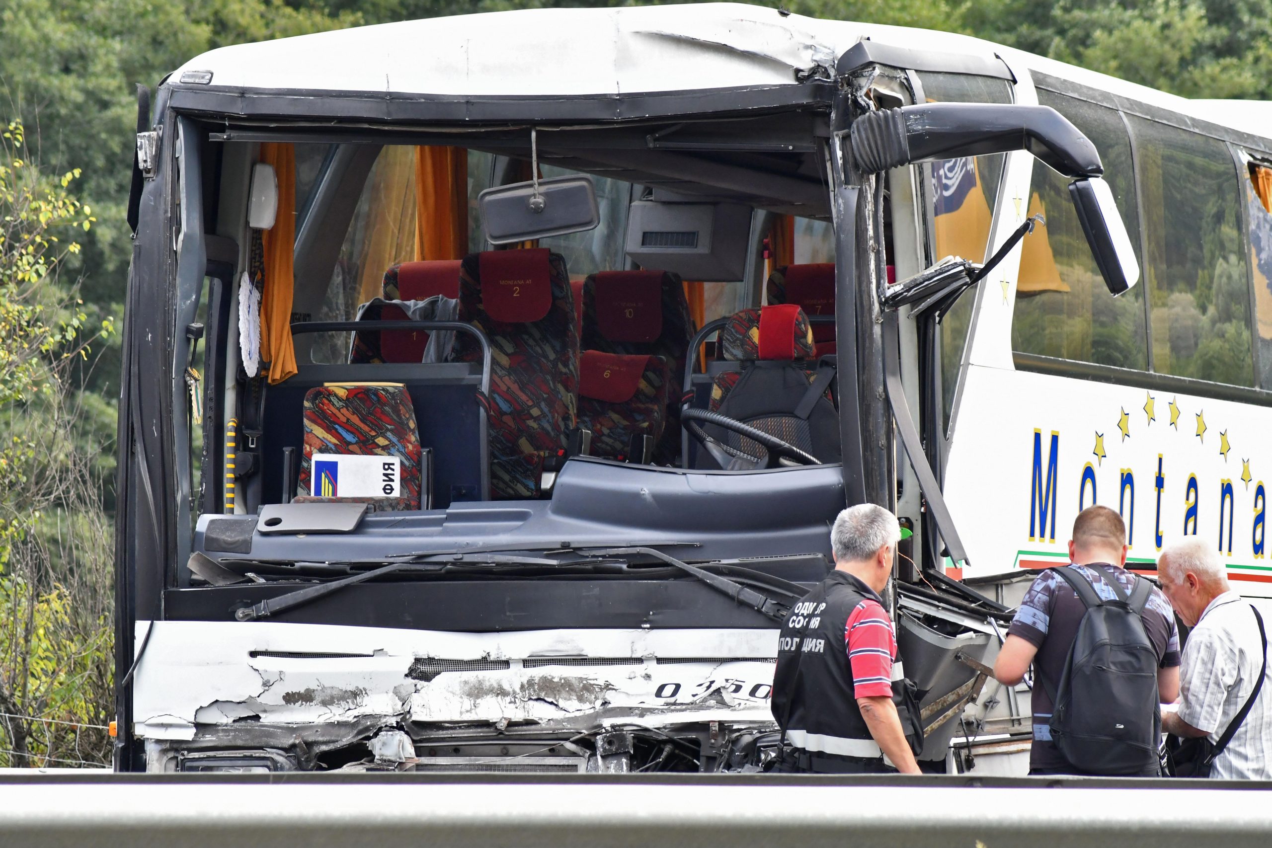 Катастрофа между автобус пълен с пътници и лек автомобил затвори