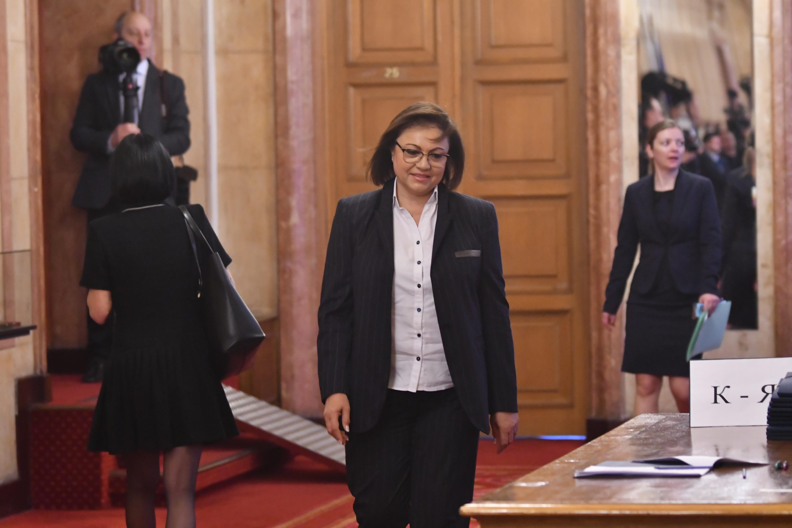 Лидерът на БСП Корнелия Нинова разграничи парламентарната си група от