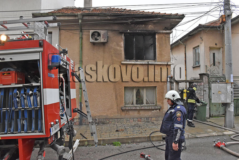 Къща горя по обяд на хасковската улица Перперек“, предава haskovo.info.