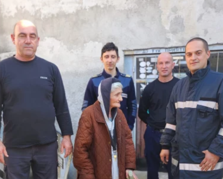 Петима служители на пловдивската пожарна се грижат за самотна старица