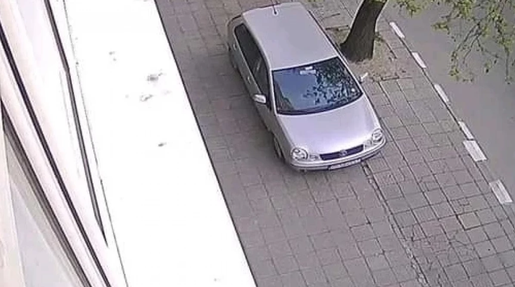 Неизвестен до момента извършител наказа жестоко автомобил паркиран на тротоар