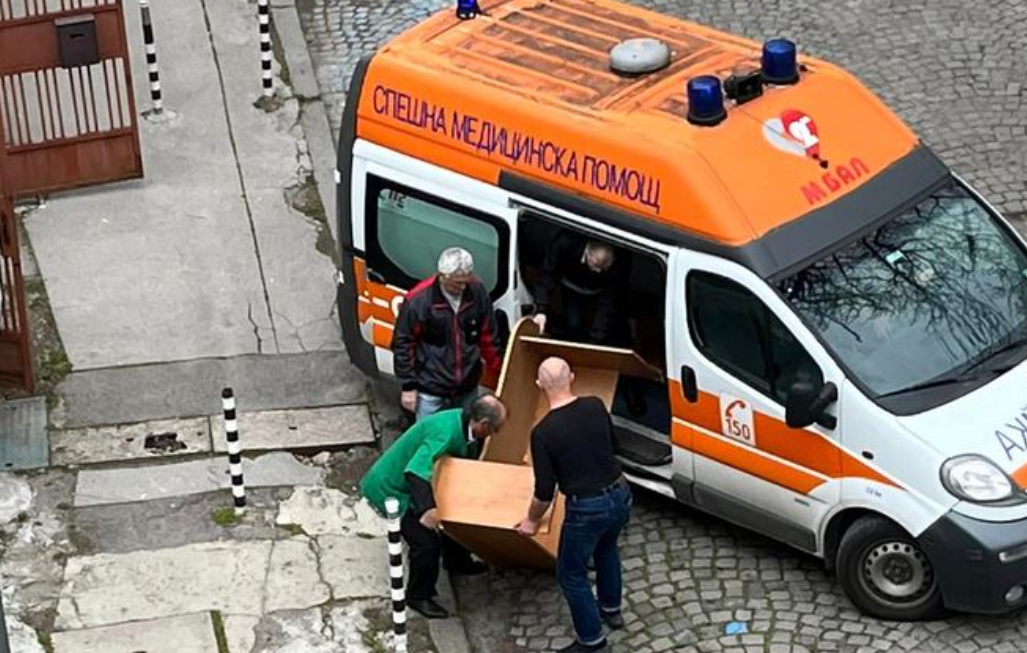 Снимки на линейка“, в която граждани товарят мебели, предизвикаха вълна