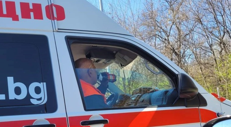 Медицинско лице пие бира в линейка по време на работа