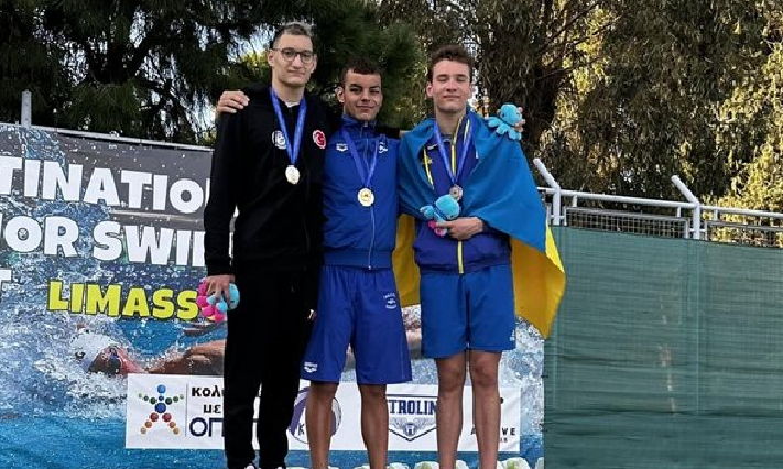 17 годишният плувен национал Петър Мицин продължава със страхотното си представяне