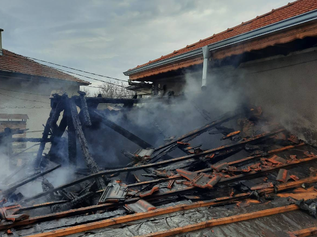 Пожар изпепели двуетажна къща в кресненското село Градешница навръх Рождество