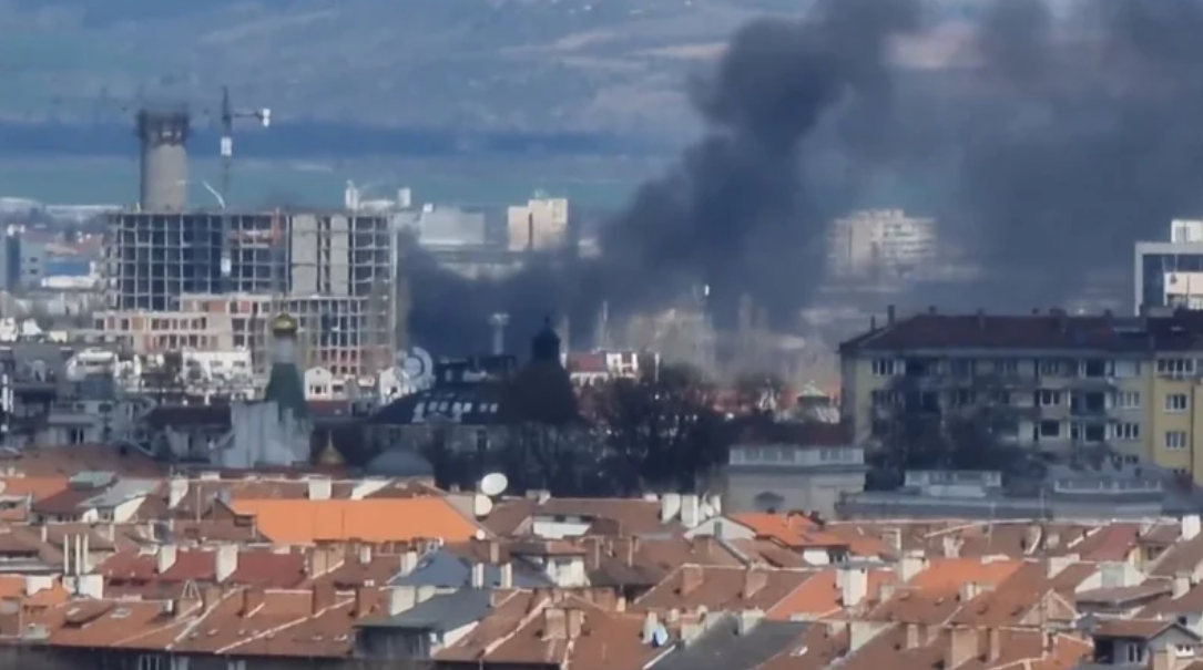 Голям пожар гори в столицата в района на Централните софийски