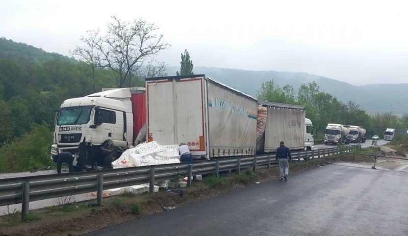 Катастрофа затапи международен път Е-79 между Мездра и Ботевград, предава