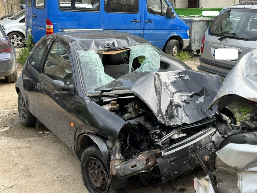 Колата, с която 18-годишен шофьор уби двама младежи на бул.
