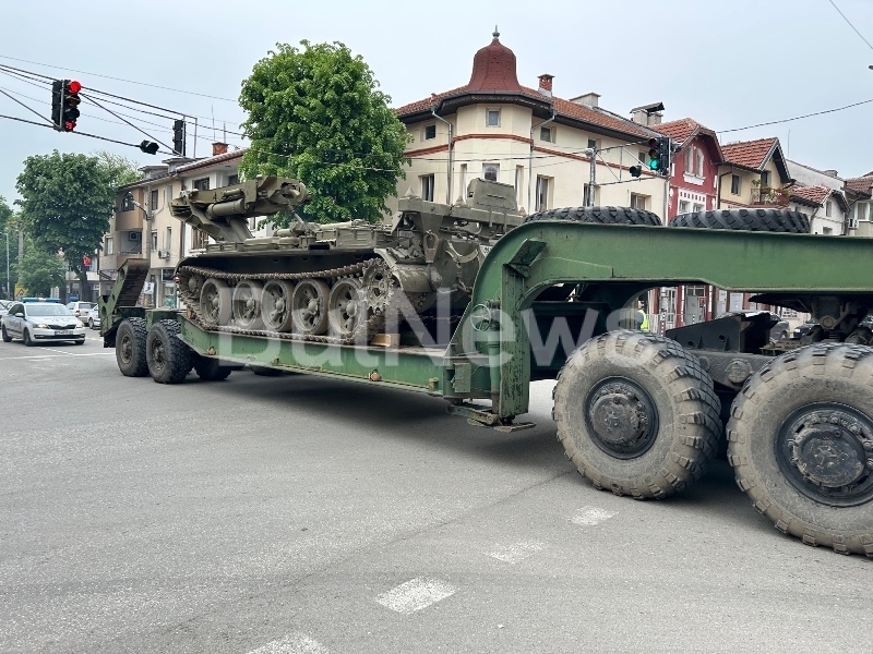 Движението във Враца бе затруднено днес заради преминаването на военна