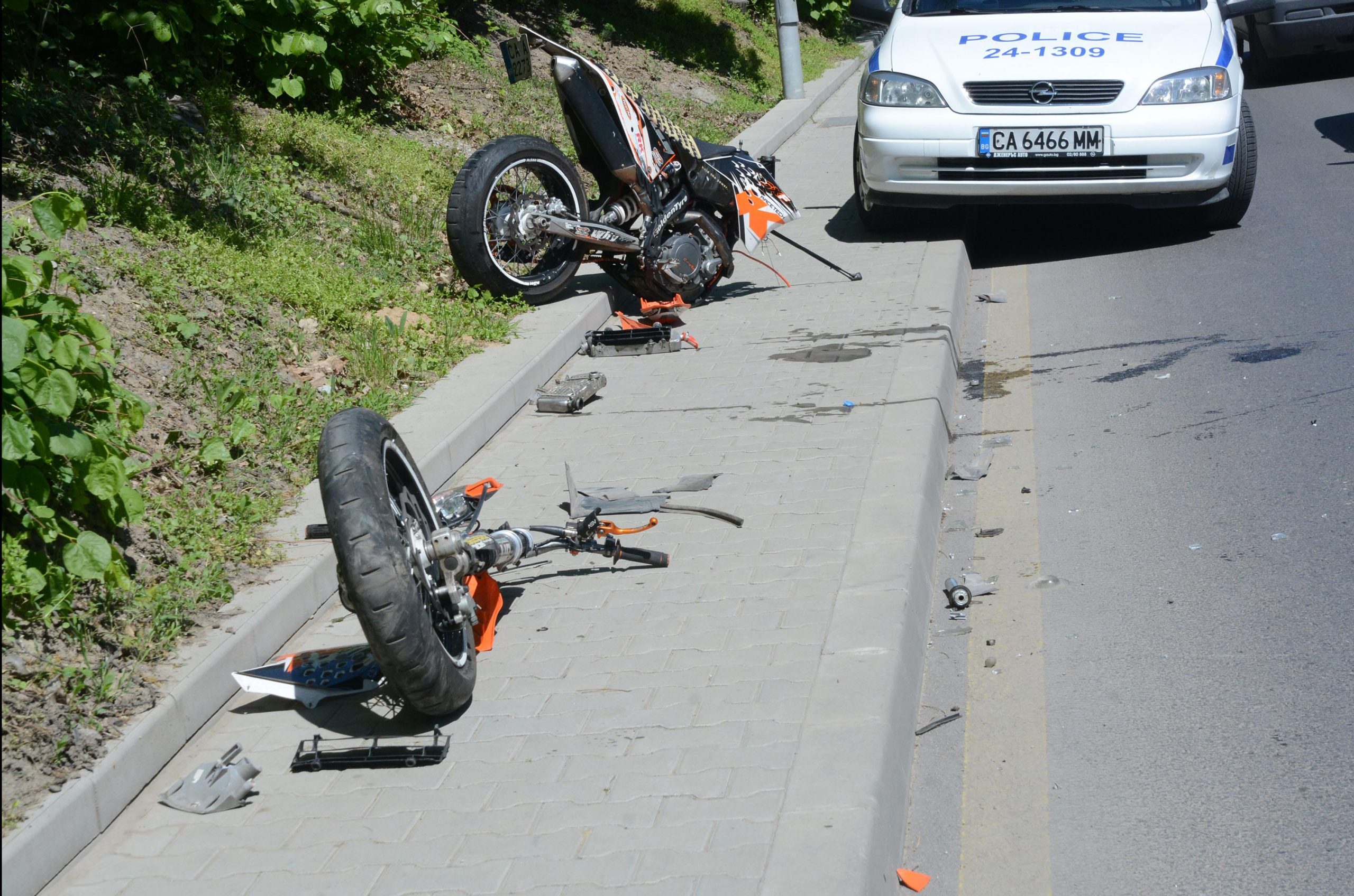 Моторист катастрофира във врачанско село с опасност за живота е