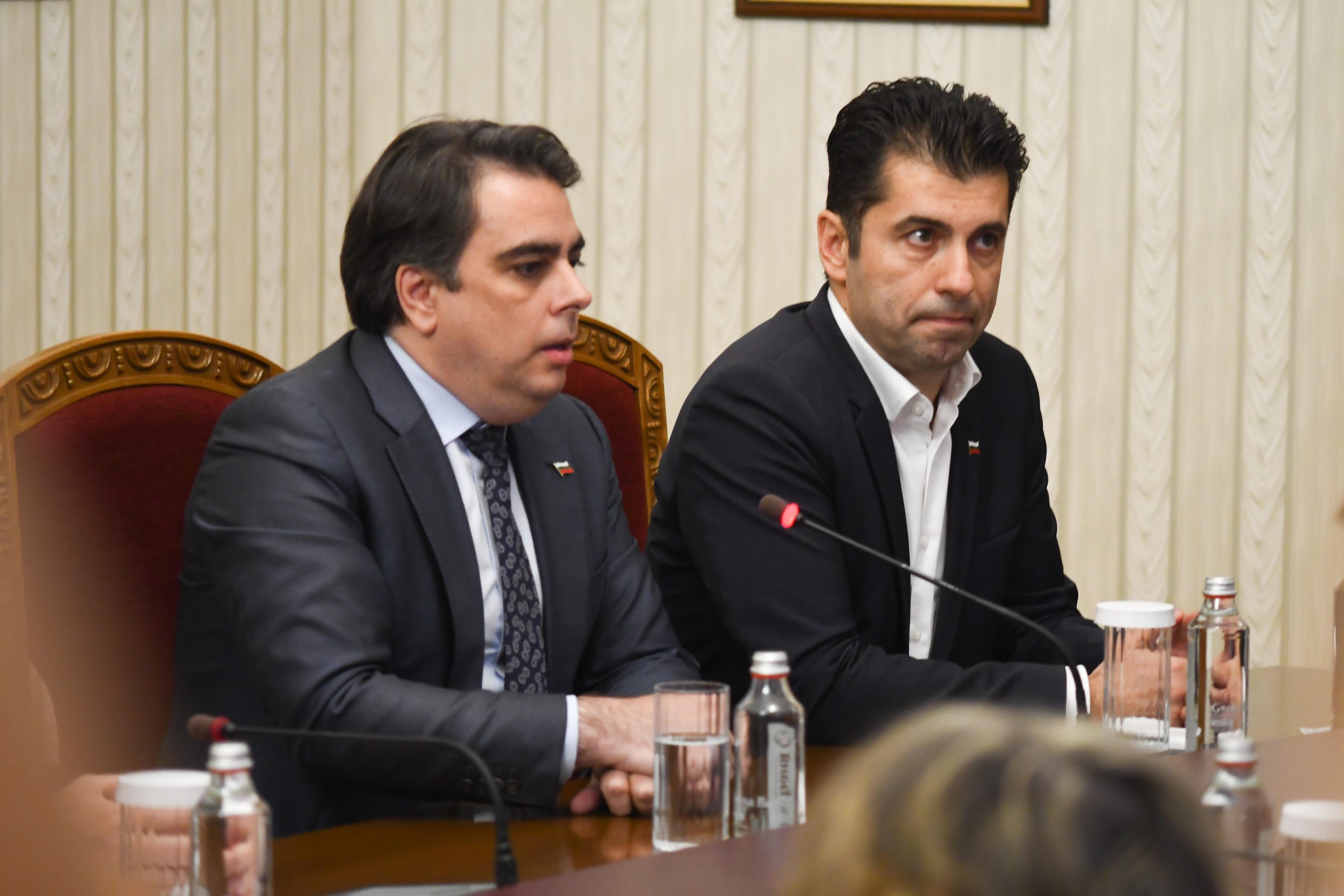 Депутати от Възраждане и Българско национално движение ВМРО подадоха в