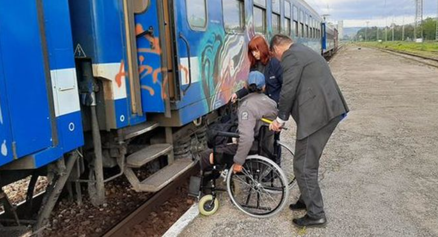 Железничари от Русе трогнаха пътниците от влака Варна София с