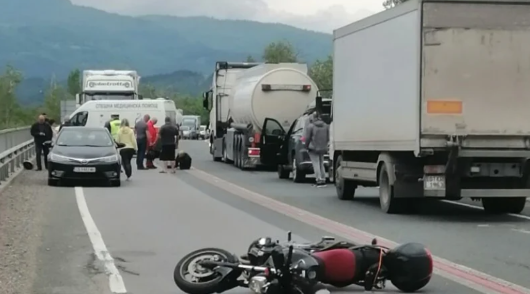 Кола блъсна моторист на Карловско шосе Инцидентът е станал малко