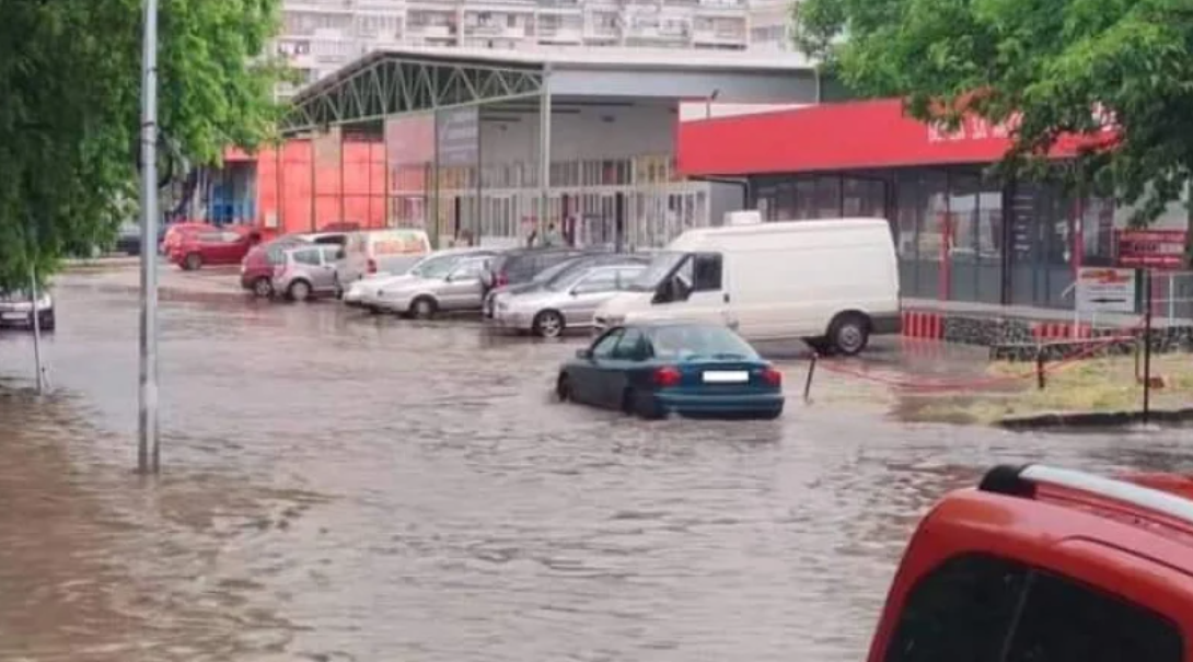 Силен порой предизвика наводнение във Варна Кадри в социалните мрежи