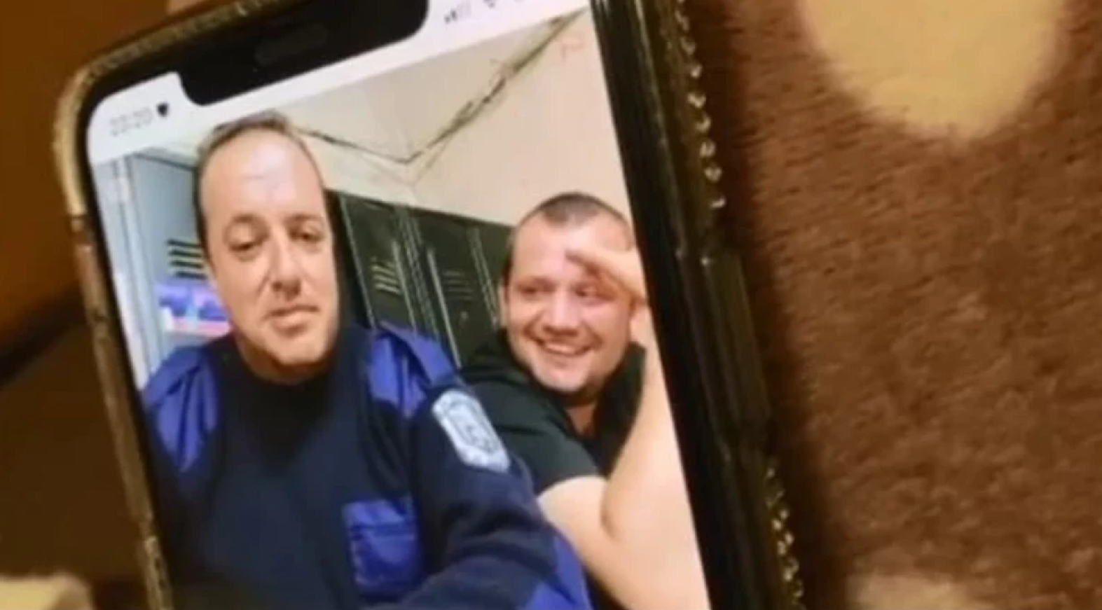 Скандален клип на двама варненски полицаи в униформи които говорят