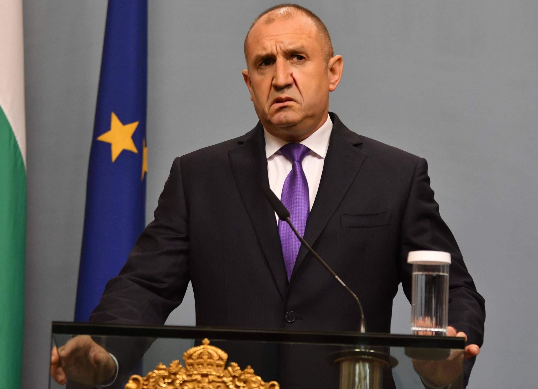 Държавният глава Румен Радев отказа да отговори дали ще свика