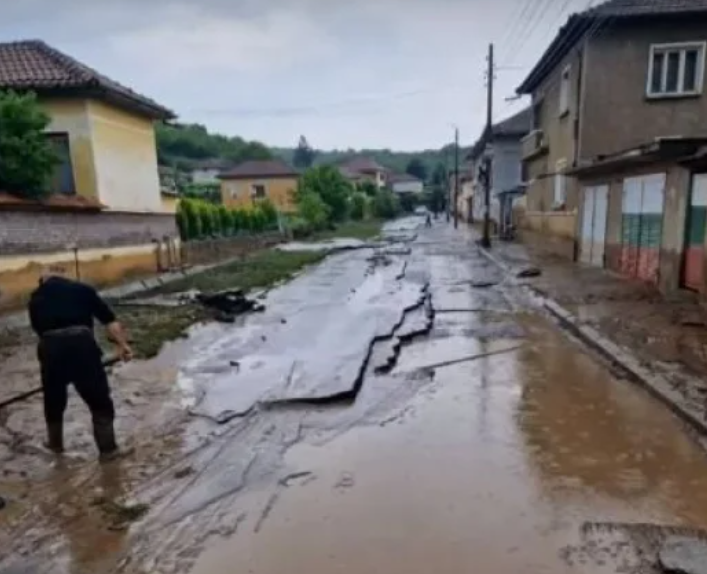 Порой отнесе улици в свищовското село Ореш Краткият дъжд нанесе