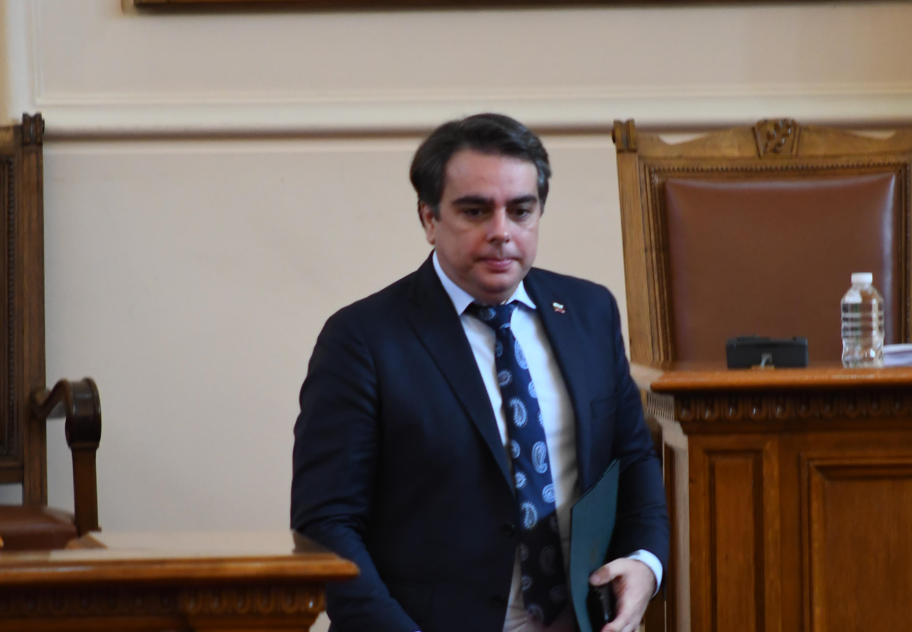 Екшънът с бюджета започва Финансовият министър Асен Василев влиза в
