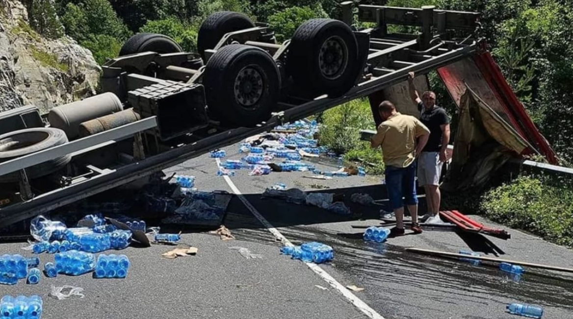 Катастрофа блокира изцяло движението на пътя Кричим-Девин. Ремарке на камион