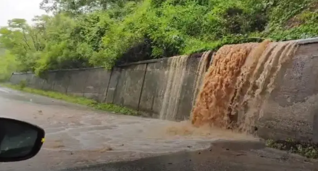 Пътят за Враца малко след магистралата за Ботевград е наводнен