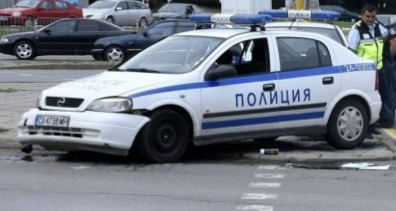 Джип с петима мигранти блъсна полицейски автомобил в Казанлък. До