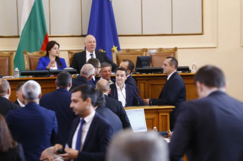 Пореден голям скандал разтресе парламента Явор Божанков от ПП излезе