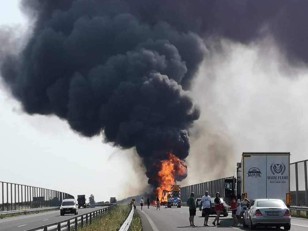 Камион с вишка пламна на автомагистрала Хемус“, предава БГНЕС. Инцидентът