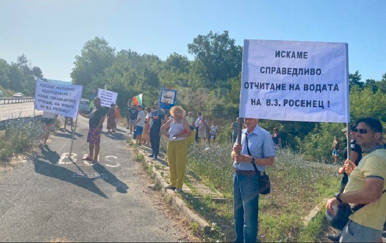 Протест край главния път Бургас-Созопол. Жителите на вилна зона Росенец“