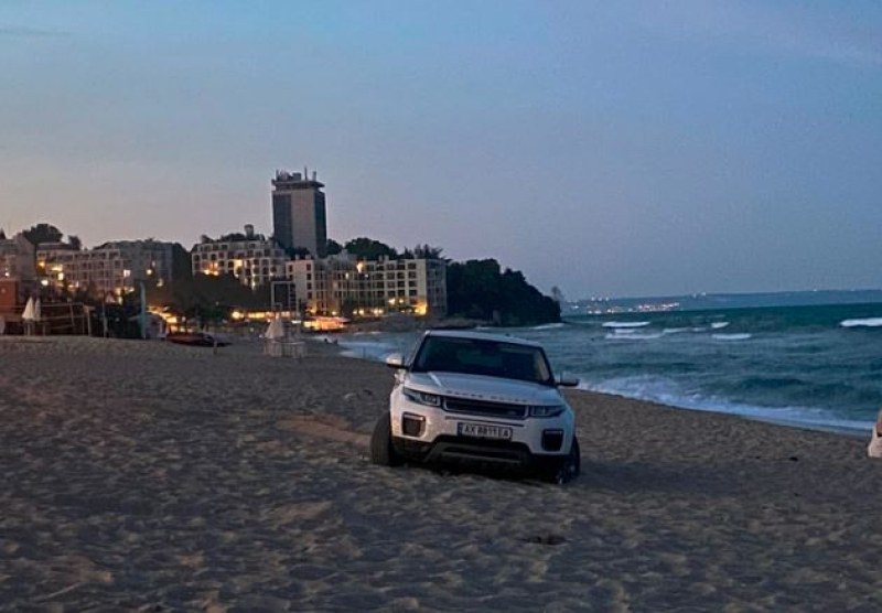 Бял джип Range Rover е затънал в пясъка на плажа