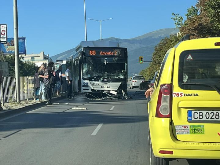 Автобус на градския транспорт се заби в мантинела на столичния