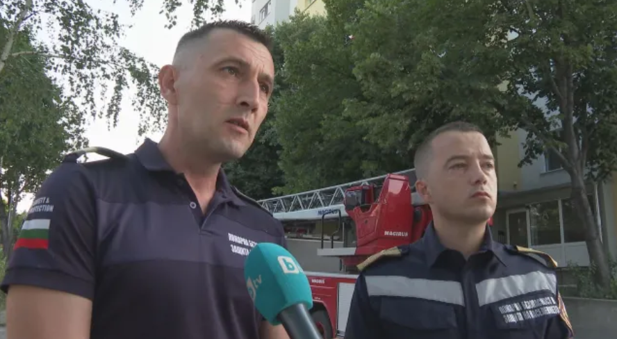 Пожарникари от Хасково спасиха живота на възрастна жена, изпаднала в