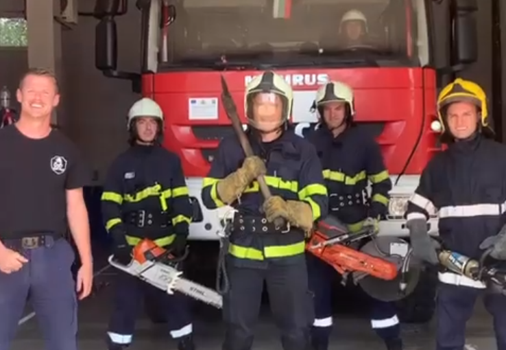 Пожарникари поздравиха със забавен танц 8 годишно момиченце А видеото