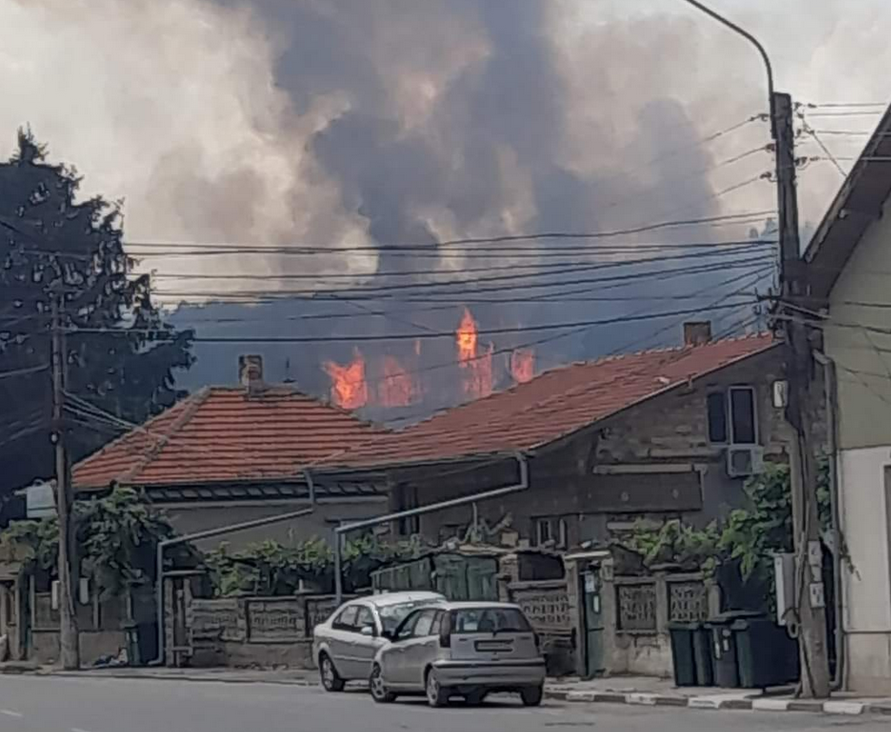 Голям пожар бушува на територия от няколко километра край жп