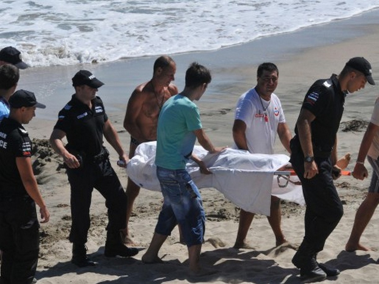 Млад мъж се удави този следобед на плажа в Стария
