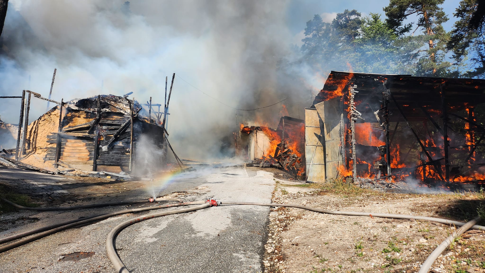 Голям пожар гори в село Говедарци. В пламъците са изгорели