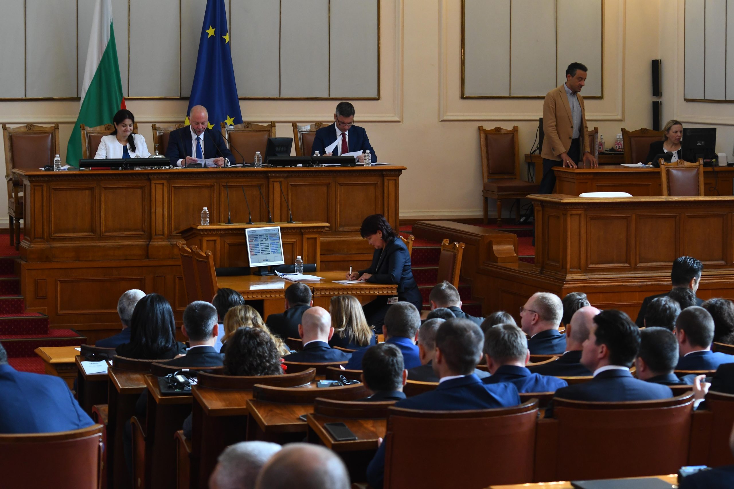 Депутатите приеха на първо четене два законопроекта за промени в