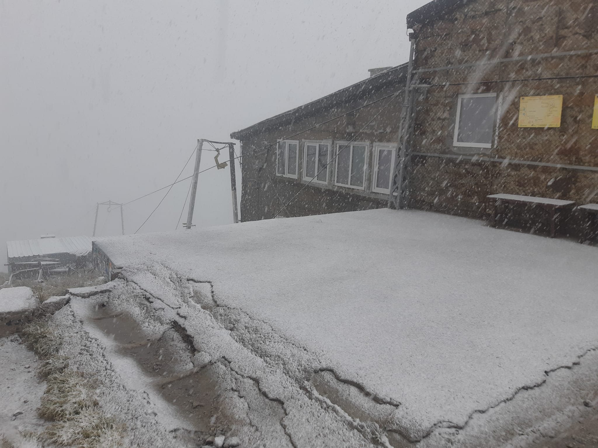 Силен сняг вали в момента на връх Мусала в Рила.
