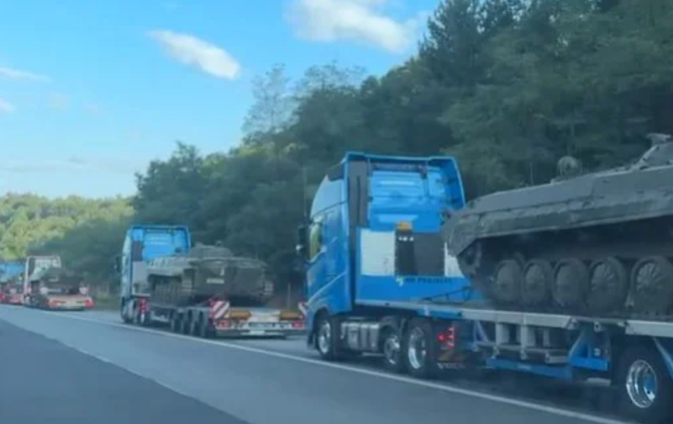 Конвой от военни камиони, натоварени с техника, задръсти рано сутринта