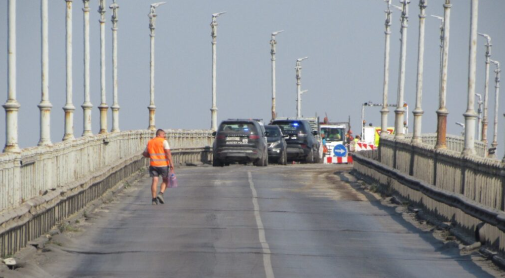 Периодичното спиране на трафика на камиони през Дунав мост от