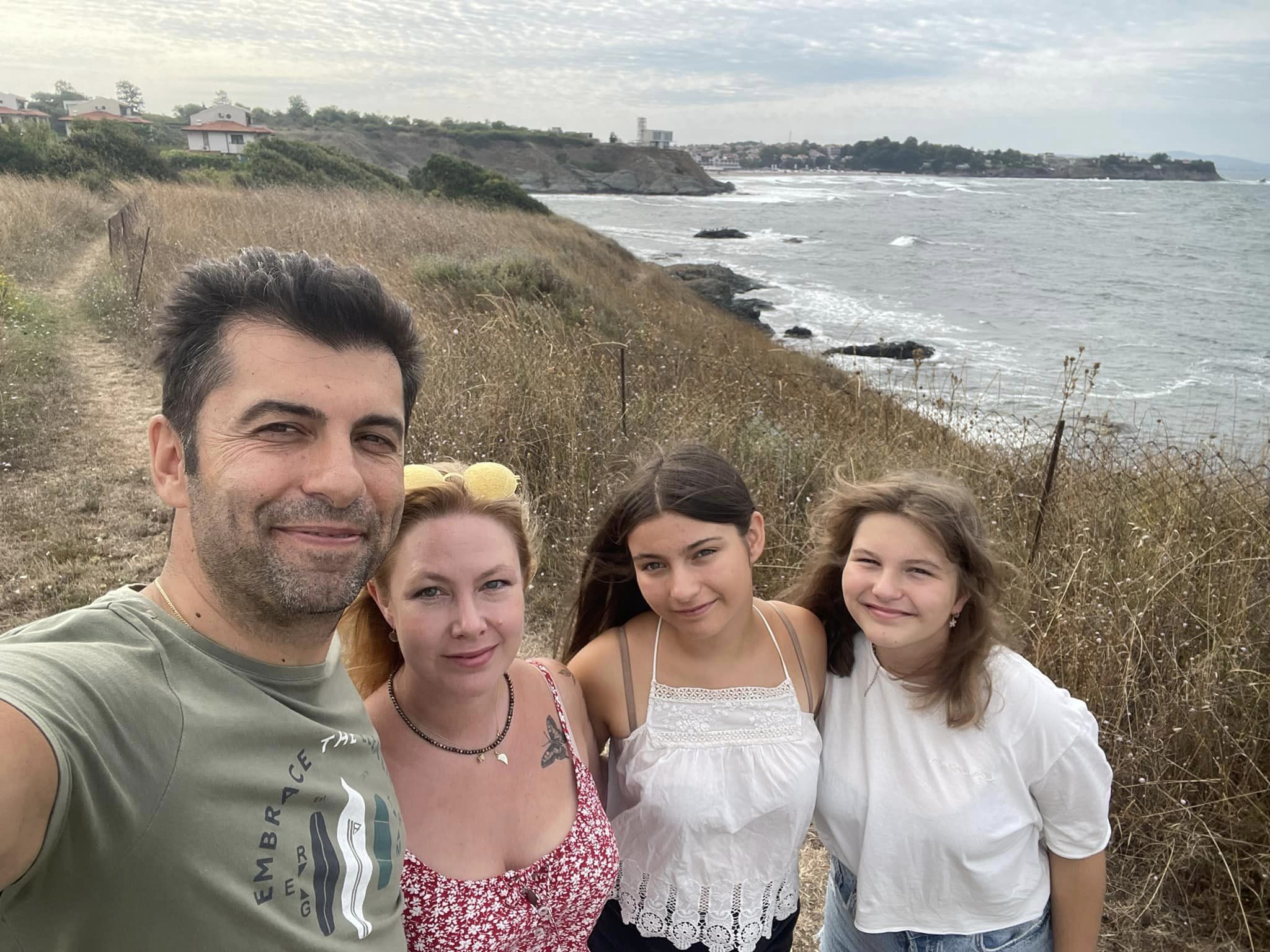 Съпредседателят на Продължаваме промяната Кирил Петков и семейството му отмарят