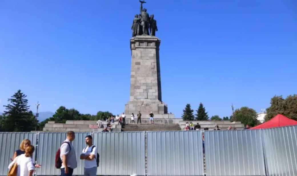Работници започнаха да поставят строителна ограда на Паметинка на Съветската