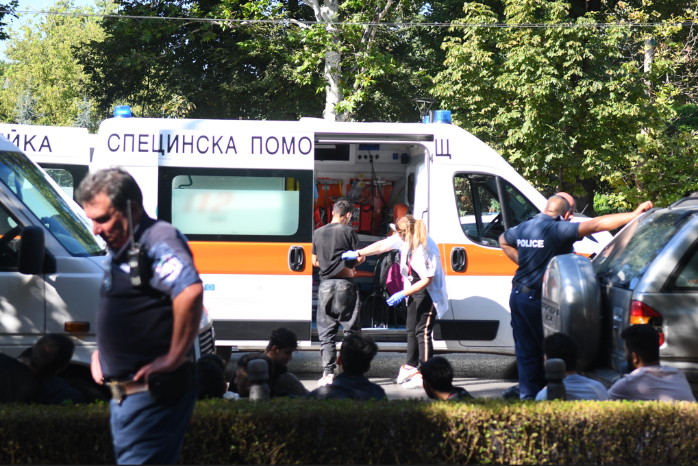 Бус с нелегални мигранти задържаха в центъра на София В