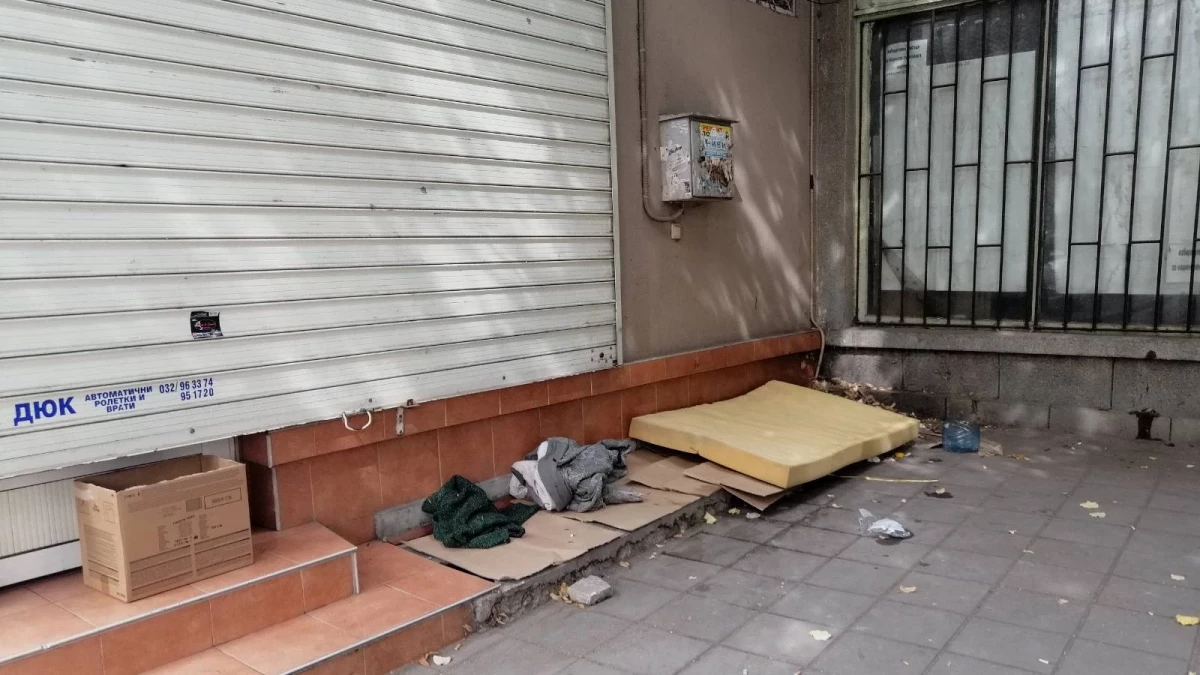 Бездомник и неговите дружки се настаниха пред входа на блок