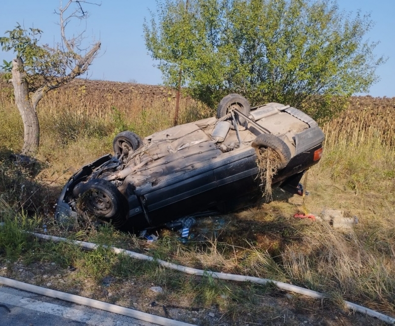 Пияна без книжка и надрусана шофьорка катастрофира във Врачанско съобщиха