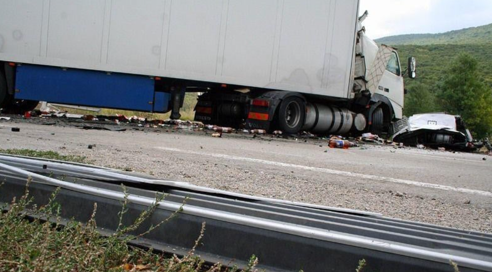 Тежка катастрофа между камион и лека кола взе две жертви