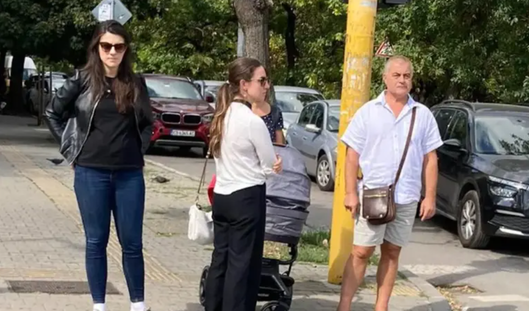Лена Бориславова изведе новороденото си момиченце на разходка пише БГНЕС