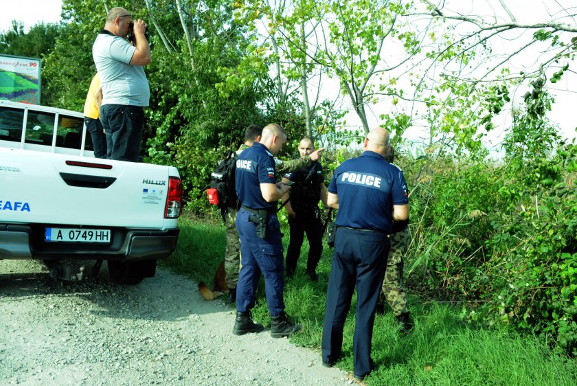 Полицаи са извадили от езерото Вая в Бургас 11 бежанци