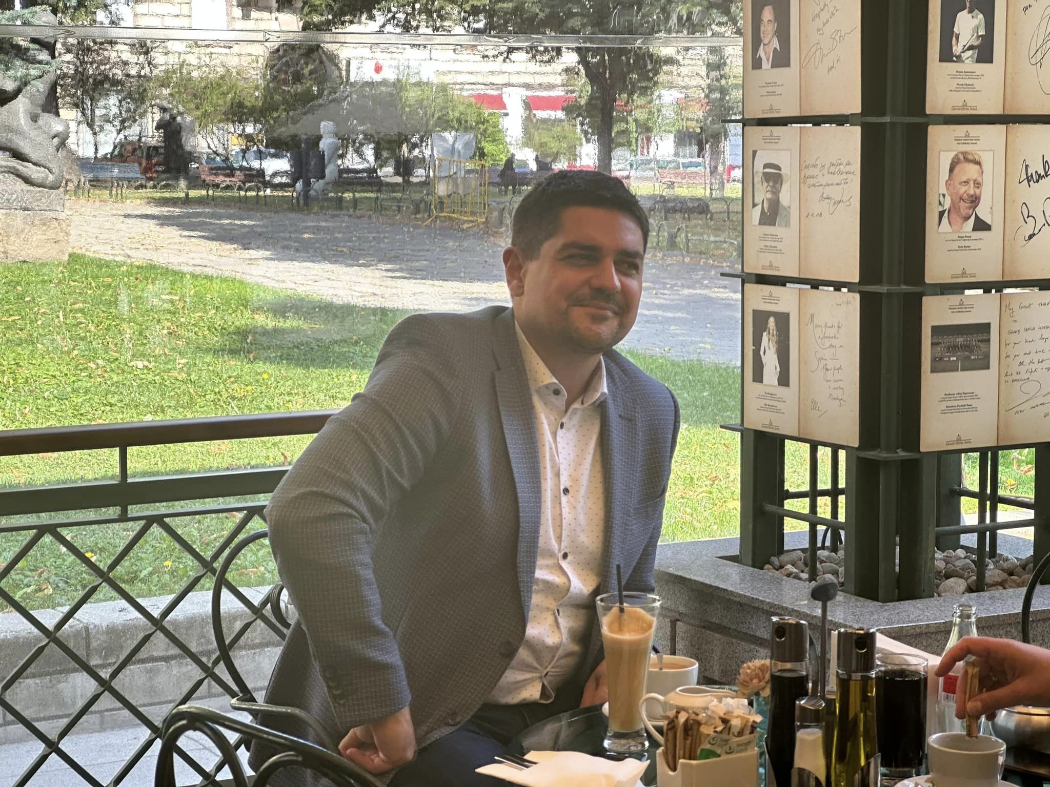 Радостин Василев си пие кафето в гранд хотел София докато Народното